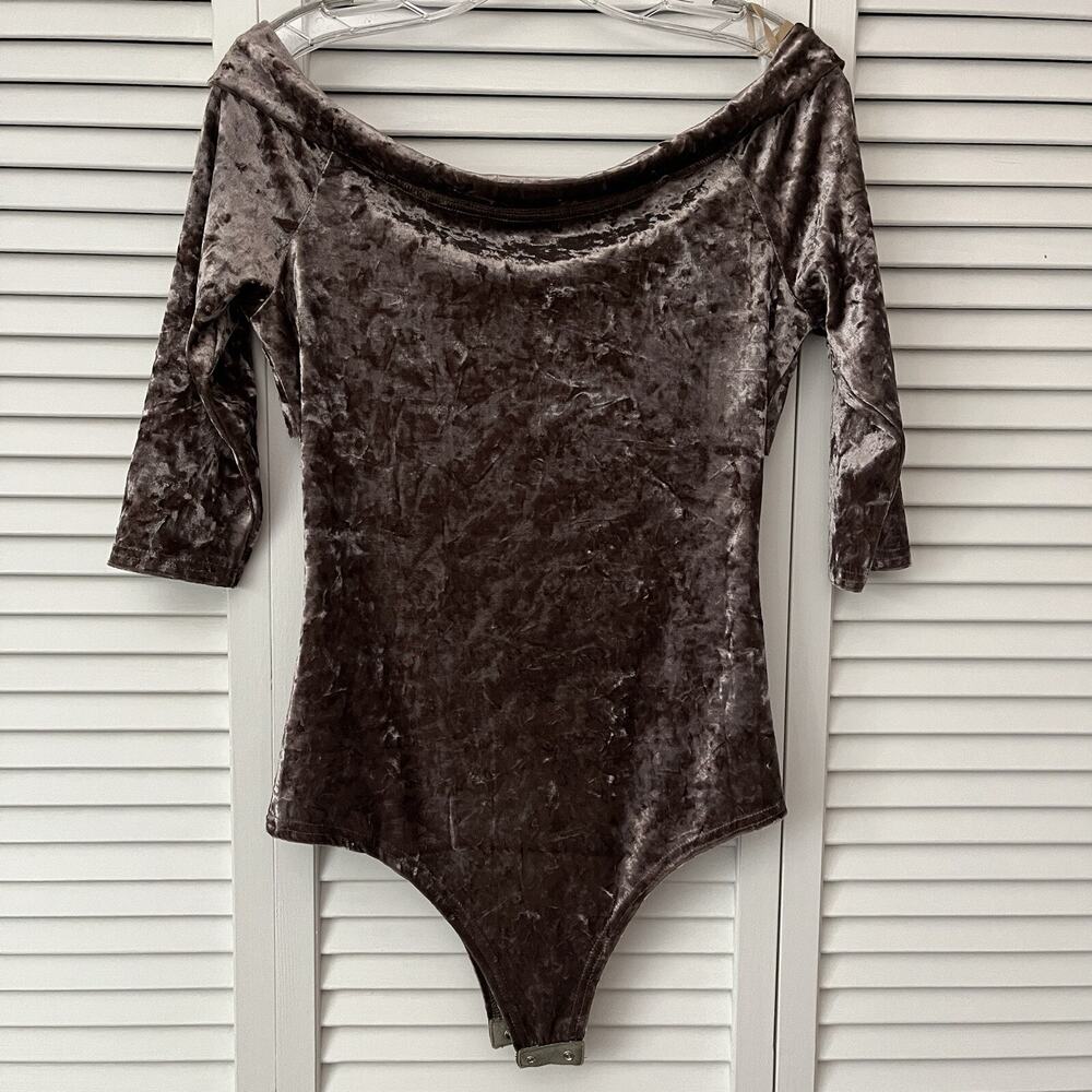 Arc NC Crushed Velvet cold shoulder body suit 3/4 sleeve Mauve Size L, glam chic